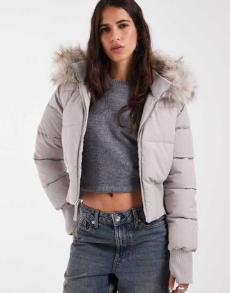 Hollister giacca puffer corta in nylon con cappuccio in pelliccia sintetica grigia-Grigio