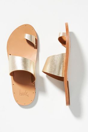 beek Finch Toe-Loop Sandals