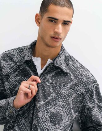 Liquor & Poker co-ord con giacca di jeans comoda con zip e stampa paisley-Multicolore