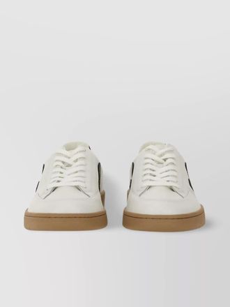 Veja low-top silhouette with contrast heel tab