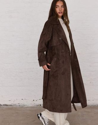 Aria Cove Trench lungo in camoscio sintetico color cioccolato con cintura-Marrone