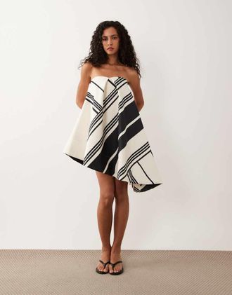 Asos Vestito grembiule corto con stampa a righe monocromatiche e orlo asimmetrico-Multicolore