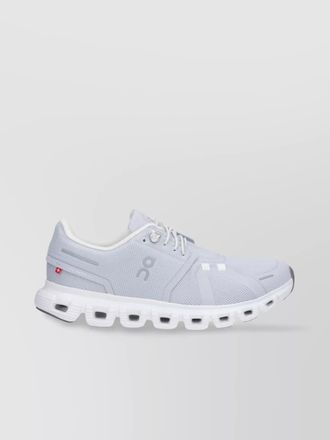 On low top sneakers with mesh upper and rubber outsole