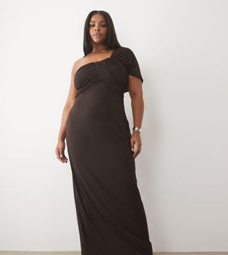 Tfnc Plus vestito lungo monospalla con dettaglio drappeggiato color cioccolato-Marrone