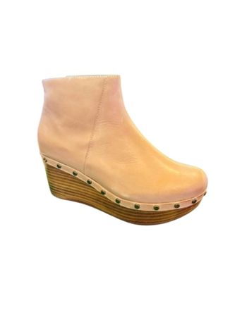 Chocolat Blu Women Wedge Ankle Bootie In Nude Leather