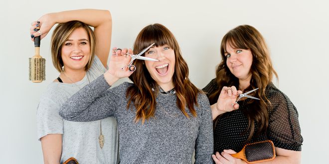 Drei braunhaarige Frauen, die Haarschneidetools in der Hand halten.
