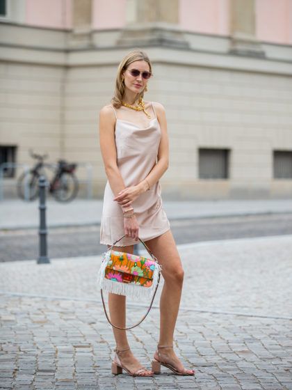 Come vestirsi per un aperitivo in estate? I look più trendy da copiare