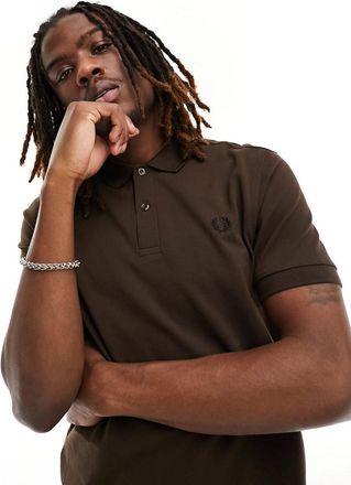 Fred Perry Polo color tabacco bruciato con logo-Marrone