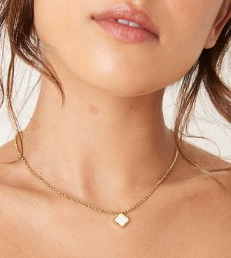 Abbott Lyon Collana in acciaio inossidabile resistente allacqua placcato oro 18 k con trifoglio in perle sintetiche