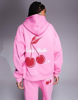 KAIIA Studio - Felpa con cappuccio oversize in misto cotone rosa acceso con stampa di ciliegie sul retro in coordinato