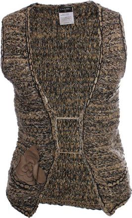 Chanel lichtbruin boucl&eacute; vest met gouden knopen