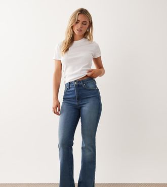 Good American Petite - Jeans bootcut tecnici morbidi classici lavaggio blu medio