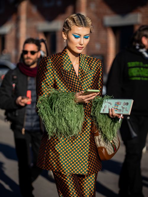 Schauspielerin und Influencerin Amalie Gassmann trägt den blauen Lidschatten Make-up Trend auf der Milan Fashion Week