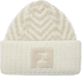Fendi chevron-pattern logo-patch beanie hat - Neutrals