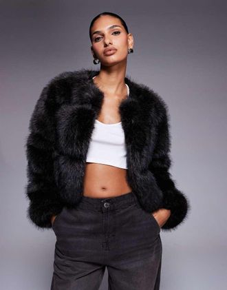River Island Giacca corta in pelliccia sintetica marrone scuro a pannelli