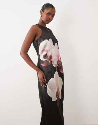Vero Moda Vestito lungo in raso nero con stampa di orchidee e scollo a vogatore