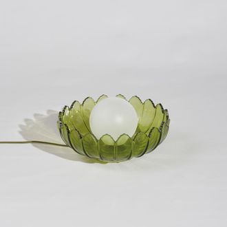 Maisons du monde L&aacute;mpara de mesa en forma de flor de vidrio verde y globo opaco