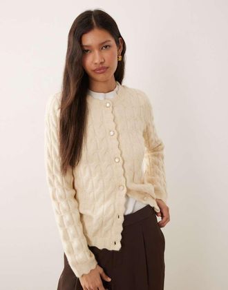 Vero Moda Cardigan testurizzato color crema con orli smerlati-Bianco