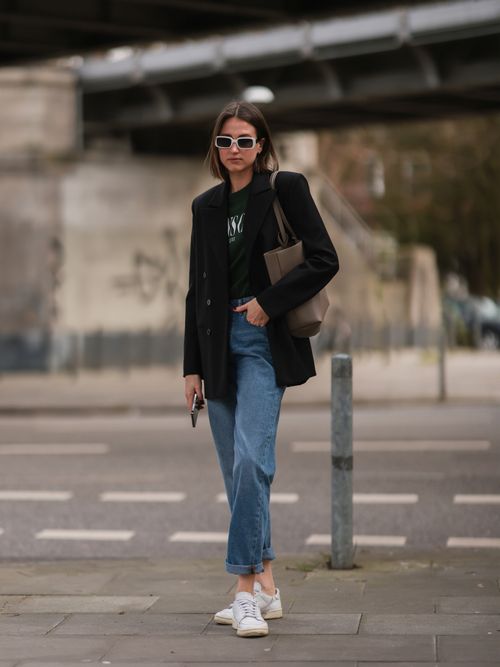 Streetstyle mit einem schwarzen T-Shirt und Blazer.