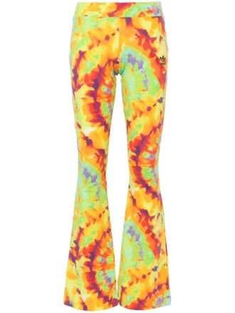 adidas Pantaloni svasati con fantasia tie-dye - Giallo