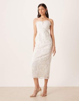 Pretty Lavish Vestito da sposa senza maniche in tulle a fiori color avorio con perline con scollo a cuore con volant e gonna al polpaccio-Bianco