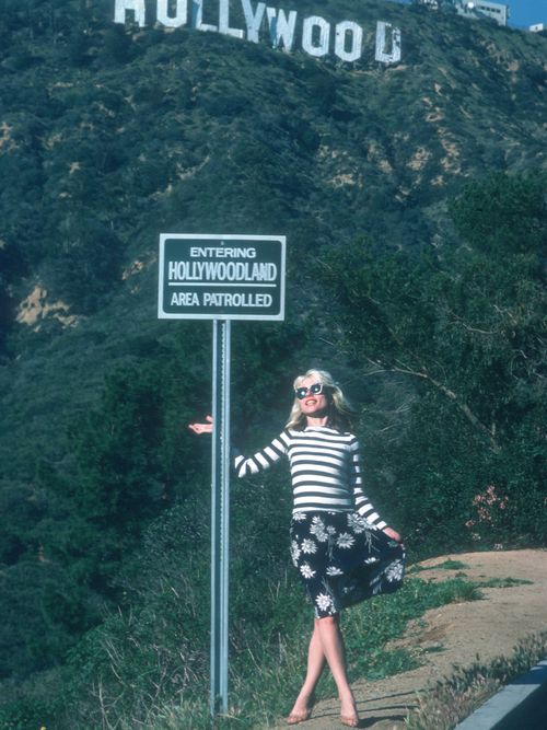 Rockstar Debbie Harry trägt 1977 ein gestreiftes T-Shirt mit gepunktetem Rock in Hollywood.