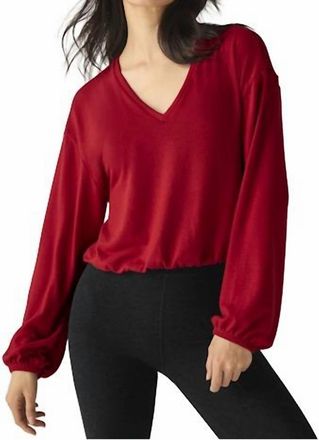Beyond Yoga Soft Spoken Cropped Pullover In Ruby Red