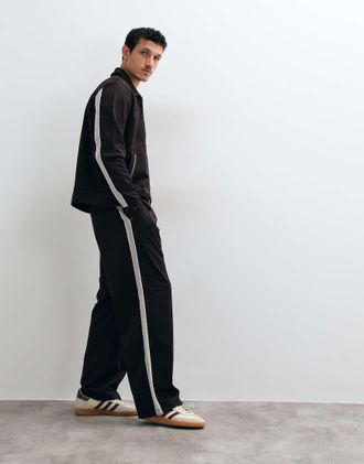 Fred Perry pantaloni della tuta coordinati con nastro da rete da tennis in marrone scuro