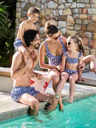 Vertbaudet M&auml;dchen Bikini Capsule Bademode Team Familie blau bedruckt