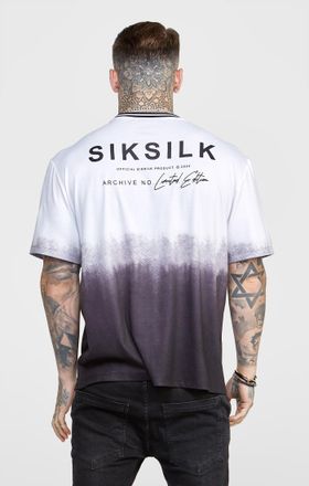 Siksilk Camiseta para Hombres en Negro Fade con Ajuste Oversized e Impresi&oacute;n Gr&aacute;fica S