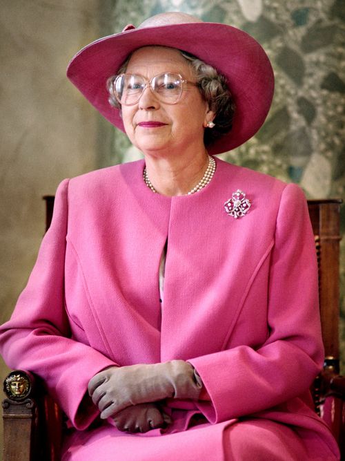 Queen Elisabeth bei einer Angelobung 1992, in einem pinken Look