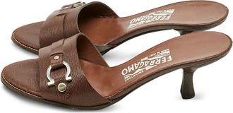 Ferragamo Sandali in pelle con logo Gancini - Marrone
