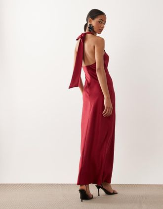 Tfnc Vestito lungo in raso rosso allacciato al collo con scollo a vogatore e fiocco