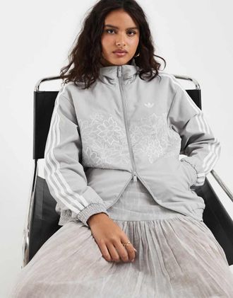 adidas Originals Firebird felpa sportiva ampia con ricamo floreale grigio
