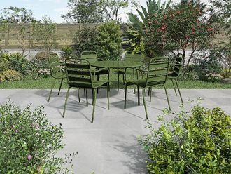 Vente-Unique Sala da pranzo da giardino un tavolo rotondo D.130cm e 6 poltrone impilabili in Metallo Kaki - MIRMANDE di MYLIA