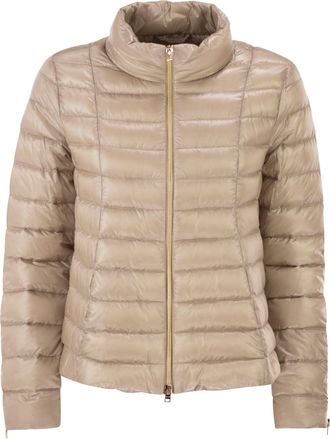 Herno Plum&iacute;fero ultraligero de sat&eacute;n con espalda acampanada