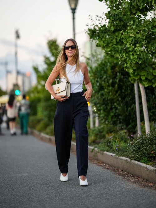 Influencerin Charlotte Groeneveld trägt ein Basic Tanktop mit Stoffhose auf der New York Fashion Week