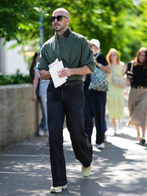 Street Style Foto von einem Gast im klassischen Look auf der Paris Fashion Week
