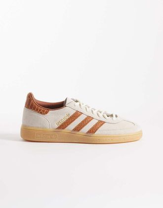 adidas Originals Handball Spezial - Sneakers bianco sporco con tre strisce effetto coccodrillo