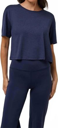 Travis Mathew Skyloft Light Celestia Short Sleeve Tee In Heather Navy Blazer
