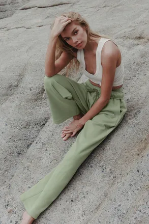 Alo | Accolade Straight Leg Sweatpant in Dune Grass, Size: Medium