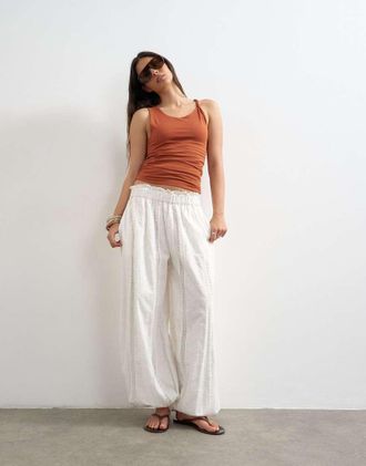 Topshop Pantaloni da mare in pizzo sangallo a palloncino bianchi-Bianco