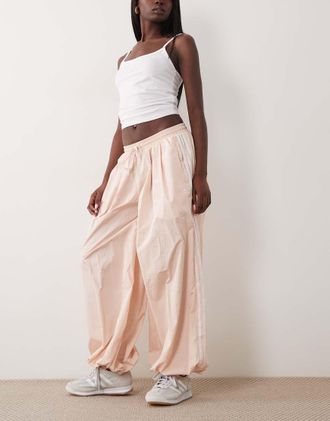 adidas Originals Pantaloni sportivi in nylon rosa chiaro a palloncino