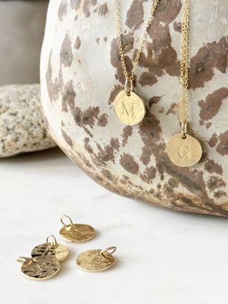 Envie de Fraise Medaillon ENVIE DE FRAISE x UN DE CES QUATRE, Buchstabe personalisierbar gold