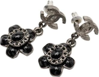 Chanel Orecchini CC placcati argento con pendente a fiore smaltato 2009 - Nero
