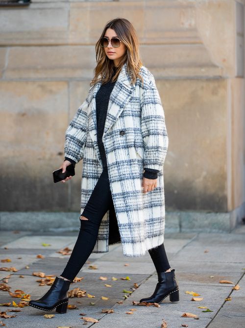 Streetstyle mit kariertem Shacket und einer schwarzen Skinny Jeans.