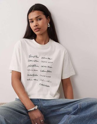 Calvin Klein Jeans T-shirt corta squadrata color crema con scritta effetto calligrafico-Bianco