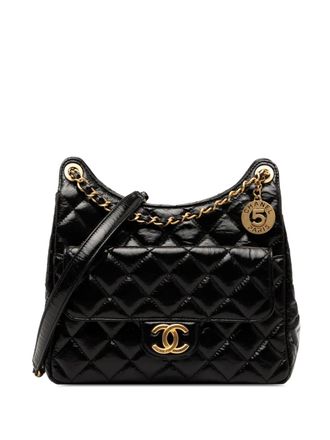 Chanel 2021-2025 medium Wavy CC crossbodytas van glanzend kalfsleer met gekreukt effect - Zwart