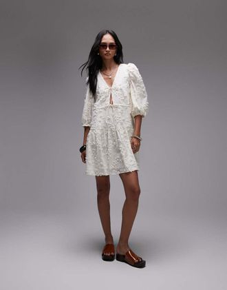 & Other Stories Vestito corto bianco ricamato a balze con allacciatura sul davanti