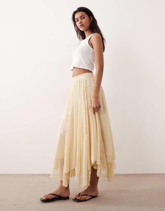 Miss Selfridge Gonna lunga in chiffon color latticello con fondo a fazzoletto e pizzo misto-Giallo